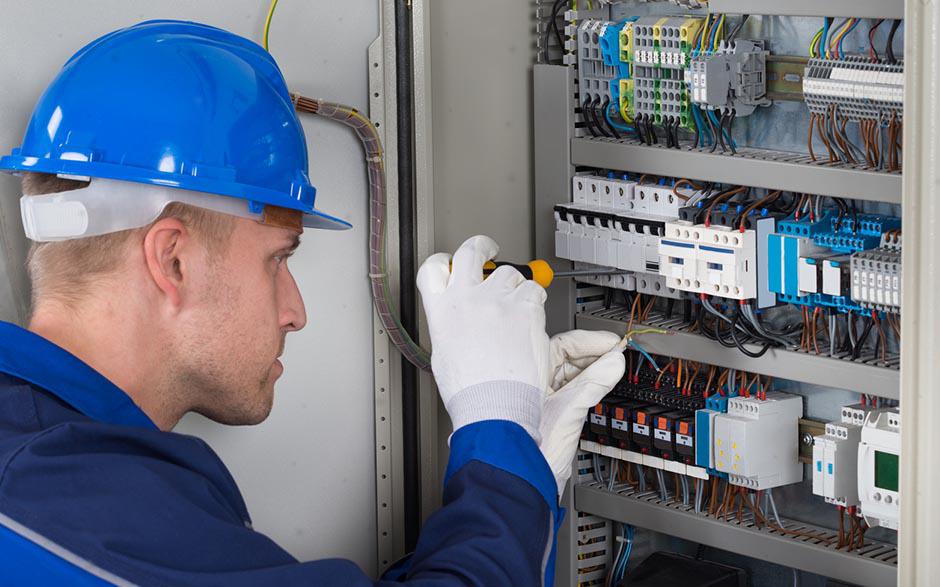 je recherche un électricien Paris 2